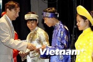 Entregan becas Vallet a alumnos sobresalientes vietnamitas 